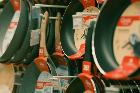 Different sizes of frying pans displayed together
