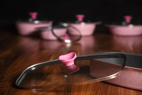 Cooking pots with glass lids